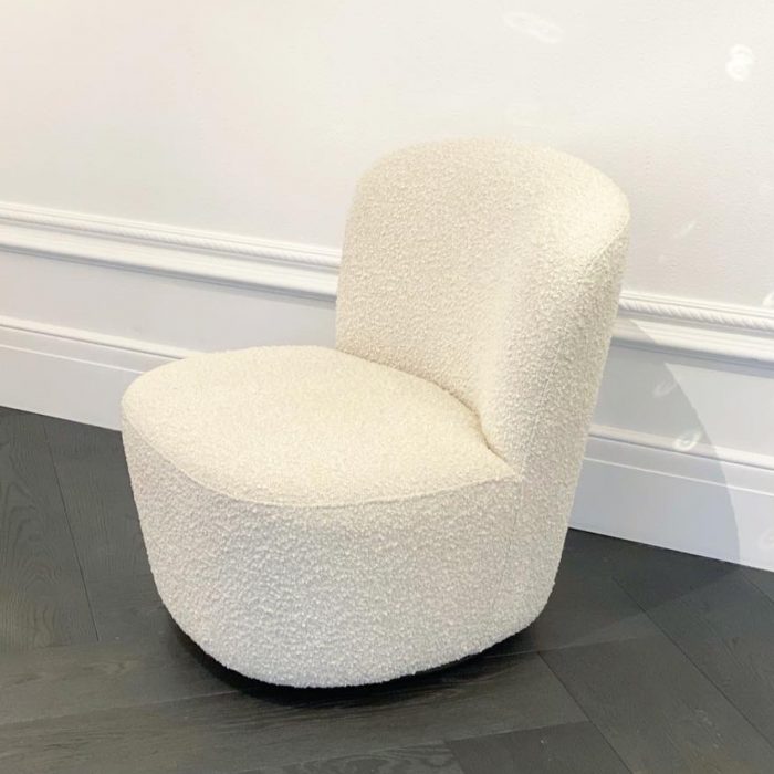 Loungestol i flot boucle. Loungestolen er creme farvet og har et helt roligt udtryk. Stolen kan dreje hele vejen rundt, hvilket gør den ideelt i flere rum.