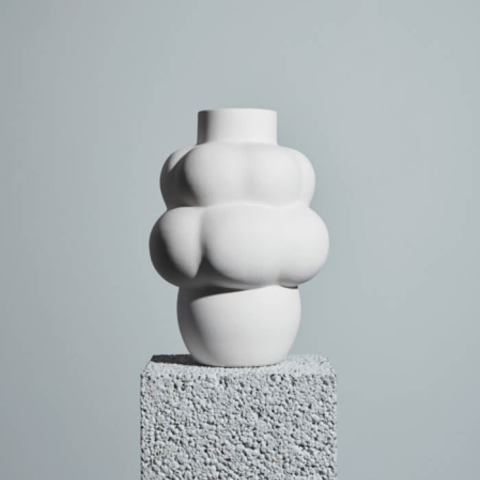 Louise Roe ballon vase 04 Raw white. Denne fine Louise Roe ballonvase er lavet I smuk keramik