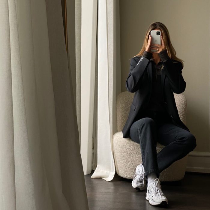 Loungestol i flot boucle. Loungestolen er creme farvet og har et helt roligt udtryk. Stolen kan dreje hele vejen rundt, hvilket gør den ideelt i flere rum.