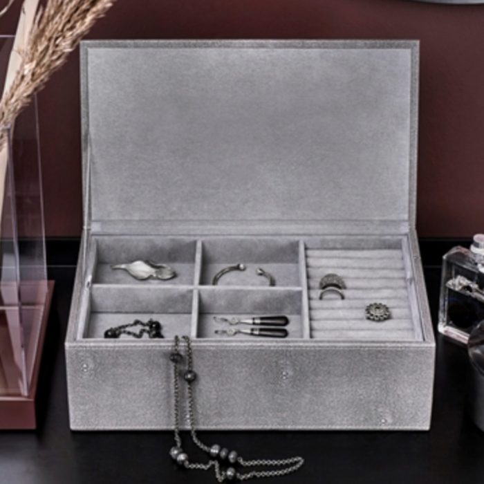 smykkeskrin-i-imiteret-rokkeskind-graa