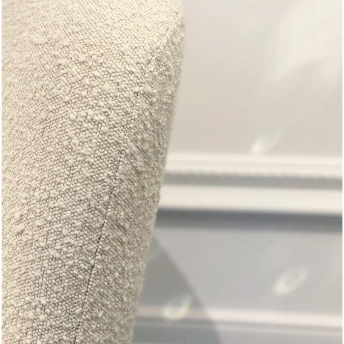 Loungestol i flot boucle. Loungestolen er creme farvet og har et helt roligt udtryk. Stolen kan dreje hele vejen rundt, hvilket gør den ideelt i flere rum.