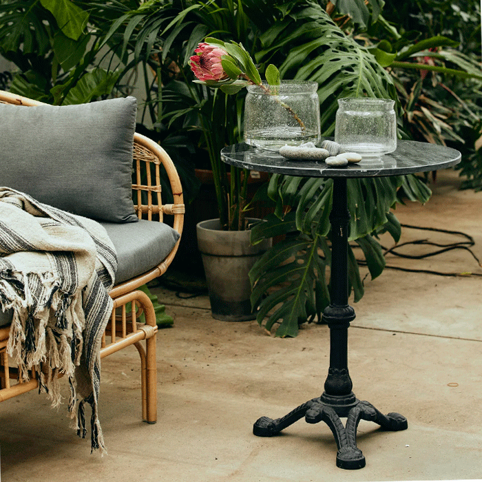 cafebor-i-jern-og-marmor-miljøbillede