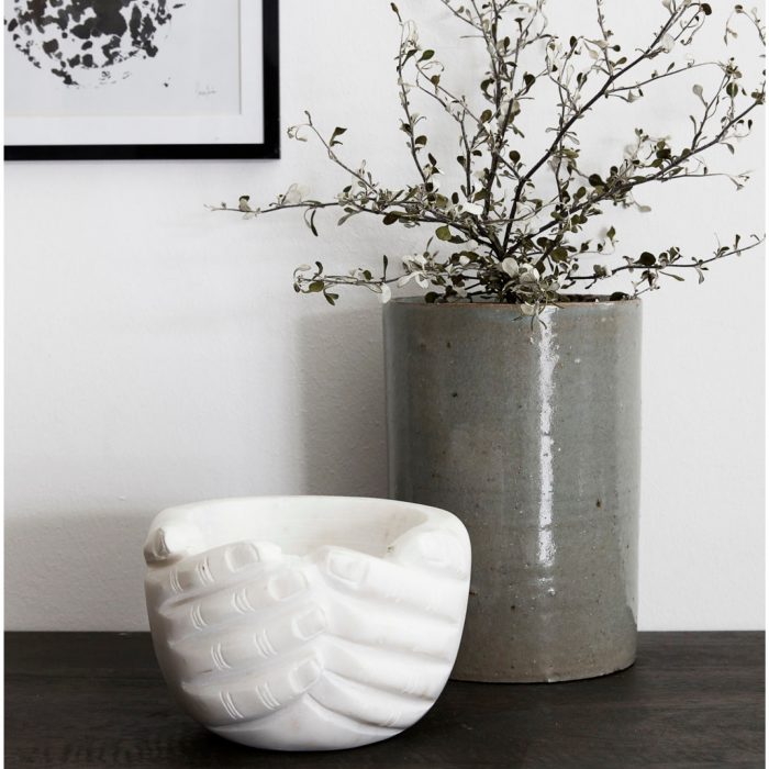 Marmor skål med håndmotiv. Skålen er lavet i 100% natur marmor og der kan derfor forekomme variationer i form, farve og finish. Skålen måler 10 cm i højden og 15x15 cm i breden.