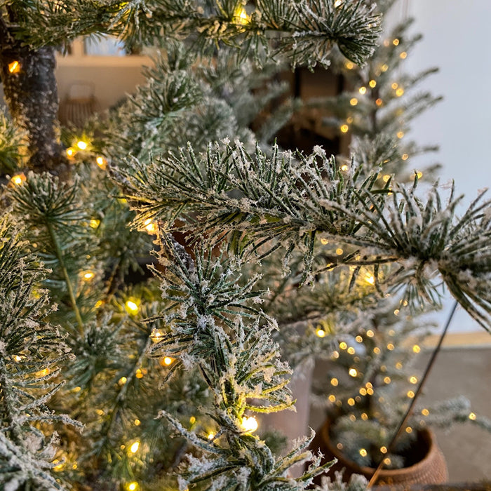 Plastik juletræ med led lys. Juletræ i plastik.