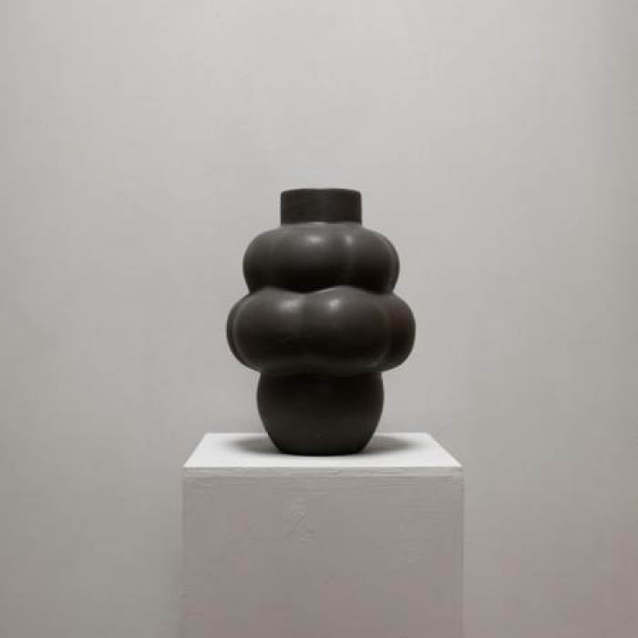 Louise Roe ballon vase 04 mud brown. Denne fine Louise Roe ballonvase er lavet I smuk keramik