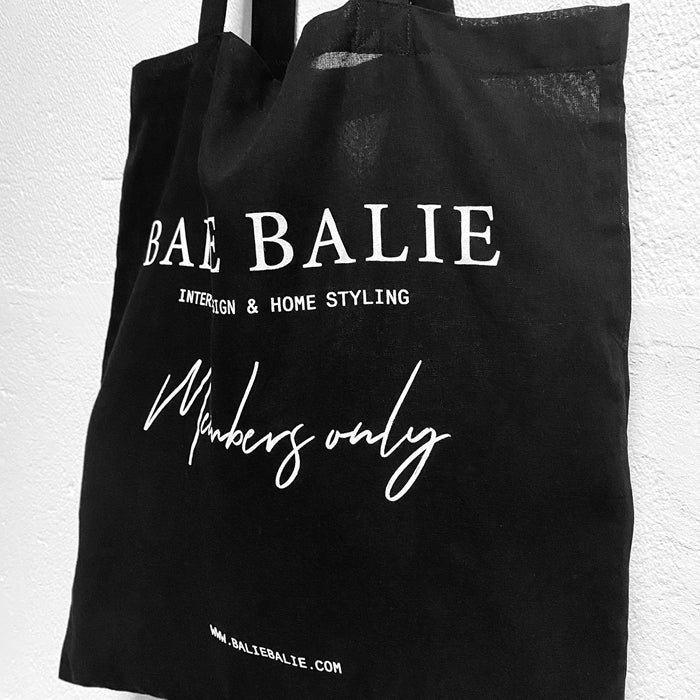 Balie Balie mulepose i 100% bomuld der måler 39x42cm med en stroplængde på 30 cm. Denne fine mulepose kan foldes sammen, så den næsten ingenting i tasken fylder